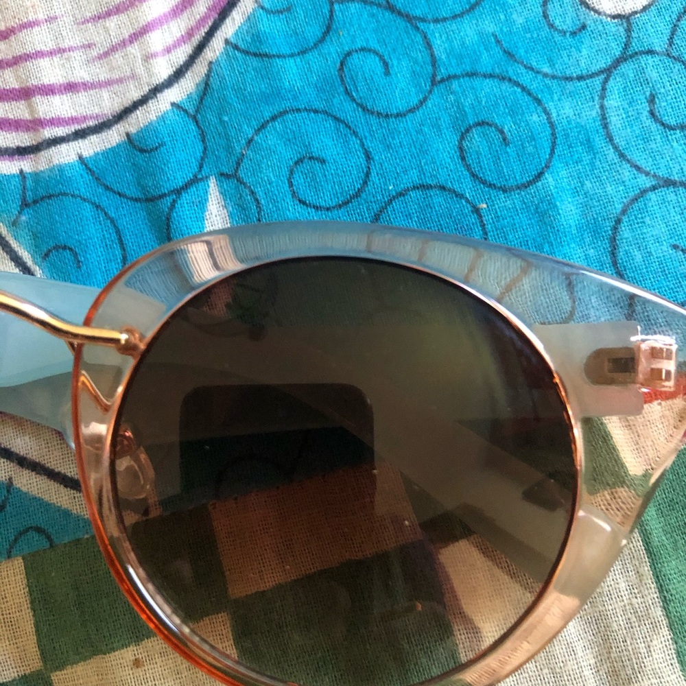 Powder sunglasses. Nearly new, fashionable and tinted lens. - Picture 4 of 6